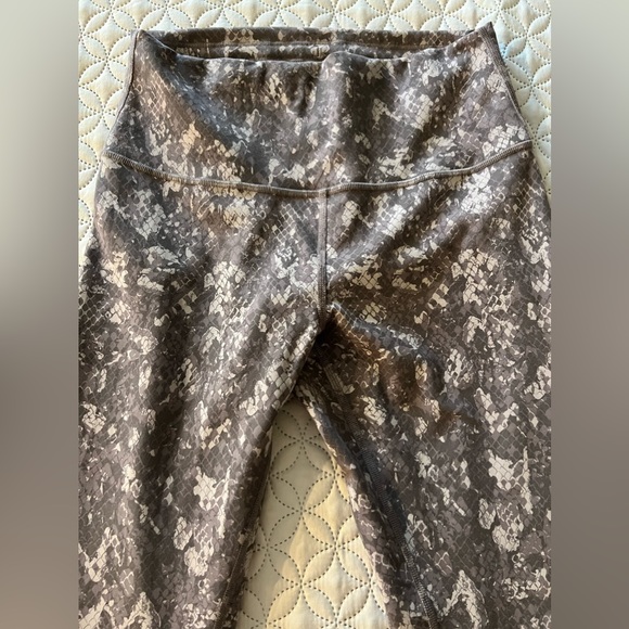 Lululemon wunder train leggings in size 8 - Picture 2 of 3